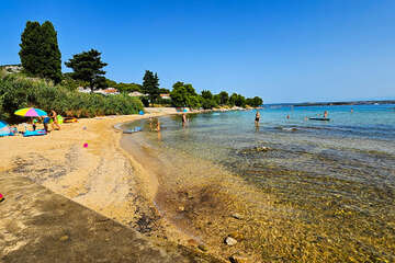 Tkon - písečná pláž Klanac, ostrov Pašman, Chorvatsko