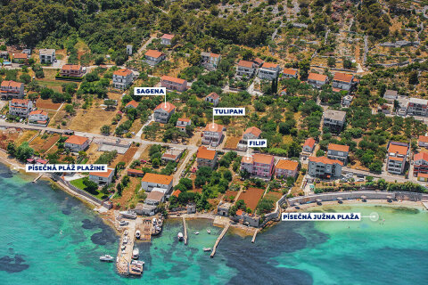 Apartmány Tulipan - vlevo písečná pláž Plažine (130 m), vpravo písečná pláž Južna plaža (160 m), Tkon, ostrov Pašman, Chorvatsko