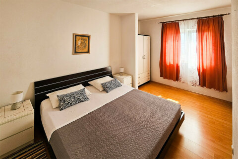 apartmány Mali Luka: apartmán A2 pro 2-4 osoby, <br />
2. poschodí