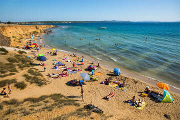 Privlaka - písečná pláž v jihovýchodní části letoviska, Zadarská riviéra, Chorvatsko