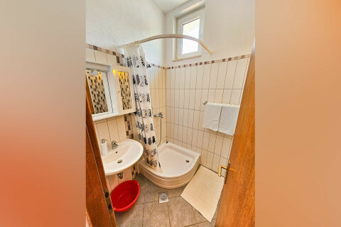 apartmány Mali Luka: apartmán A5 pro 2-5 osob, <br />
3. poschodí