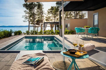 Mobilhome Avalona - příklad mobilhomu typu "C" - Mobilhome Luxury s bazénem pro 4–6 osob, Aminess Camping Resort, Povljana, ostrov Pag, Chorvatsko