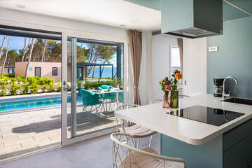 Mobilhome Avalona - příklad mobilhomu typu "C" - Mobilhome Luxury s bazénem pro 4–6 osob, Aminess Camping Resort, Povljana, ostrov Pag, Chorvatsko