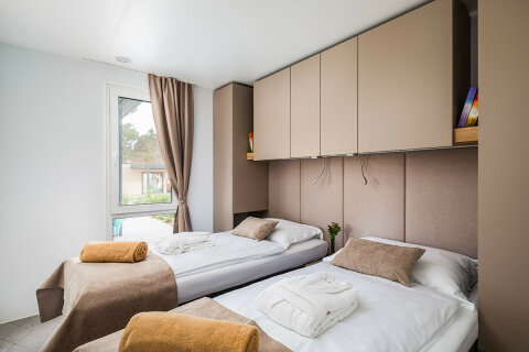 Mobilhome Avalona - příklad mobilhomu typu "C" - Mobilhome Luxury s bazénem pro 4–6 osob, Aminess Camping Resort, Povljana, ostrov Pag, Chorvatsko