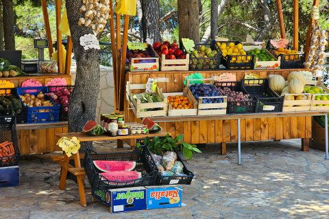 Mandre - stánek se zeleninou (nad přístavem), ostrov Pag, Chorvatsko