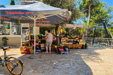 Mandre - stánek se zeleninou (nad přístavem), ostrov Pag, Chorvatsko
