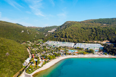 Rabac - pláž Maslinica, Istrie, Chorvatsko