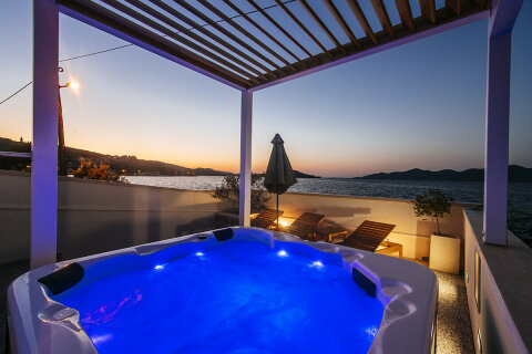 Prázdninový dům Riva - terasa s vířivkou, Mali Iž, ostrov Iž, Chorvatsko