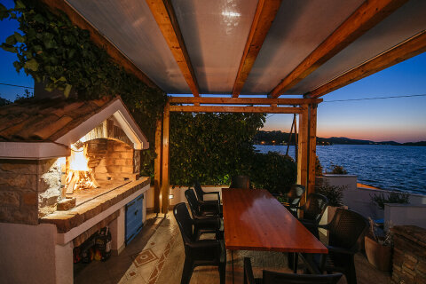 Prázdninový dům Riva - terasa s grilem, Mali Iž, ostrov Iž, Chorvatsko