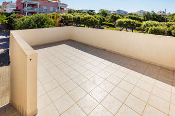 A6 - apartmány Roza pro 4 - 6 osob, dolní budova, zadní terasa u vstupu do apartmánu - 2. poschodí