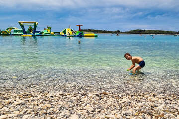 Resort Centinera*** - oblázková pláž, Banjole u Puly, Istrie, Chorvatsko