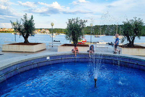 Pula - Banjole - náměstí u přístavu, poloostrov Istrie, Chorvatsko