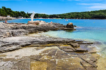 Resort Centinera*** - pláže s plochých kamenů, Banjole u Puly, Istrie, Chorvatsko