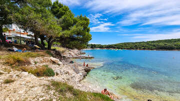Resort Centinera*** - pláže s plochých kamenů, Banjole u Puly, Istrie, Chorvatsko