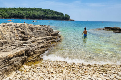 Resort Centinera*** - pláže s plochých kamenů, Banjole u Puly, Istrie, Chorvatsko