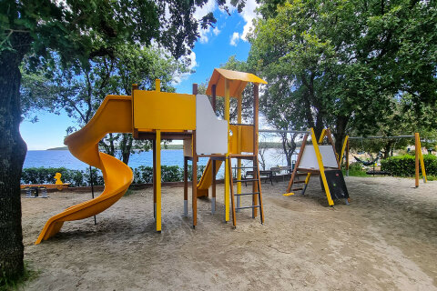 Mobilhome Mon Perin Resort - dětské hřiště u oblázkové pláže v části San Polo, Bale - Rovinj, Istrie, Chorvatsko