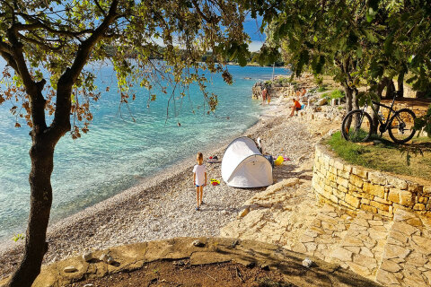 Mobilhome Mon Perin Resort - oblázková pláž v části San Polo, Bale - Rovinj, Istrie, Chorvatsko