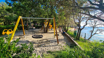 Mobilhome Mon Perin Resort - dětské hřiště u oblázkové pláže v části San Polo, Bale - Rovinj, Istrie, Chorvatsko