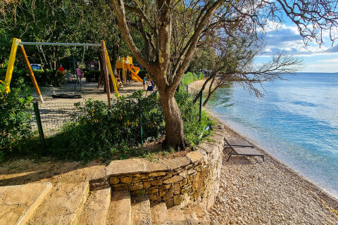 Mobilhome Mon Perin Resort - dětské hřiště u oblázkové pláže v části San Polo, Bale - Rovinj, Istrie, Chorvatsko