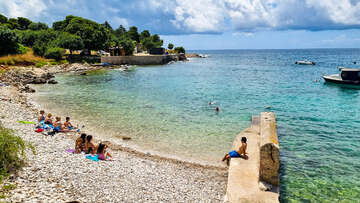 Pula - oblázková pláž Zelenika, Istrie, Chorvatsko