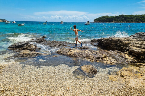 Pula - oblázková pláž Zelenika, Istrie, Chorvatsko