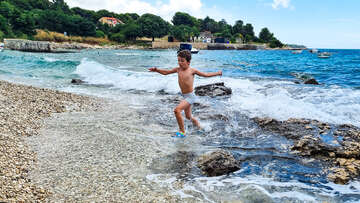 Pula - oblázková pláž Zelenika, Istrie, Chorvatsko