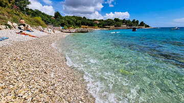 Pula - oblázková pláž Zelenika, Istrie, Chorvatsko