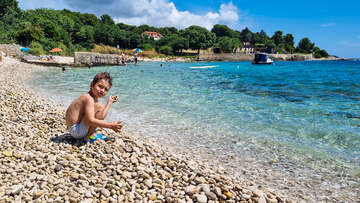 Pula - oblázková pláž Zelenika, Istrie, Chorvatsko