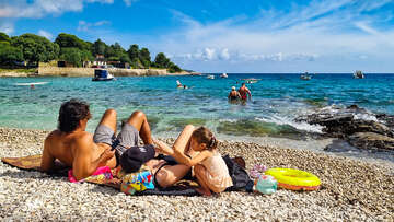 Pula - oblázková pláž Zelenika, Istrie, Chorvatsko