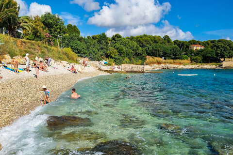 Pula - oblázková pláž Zelenika, Istrie, Chorvatsko