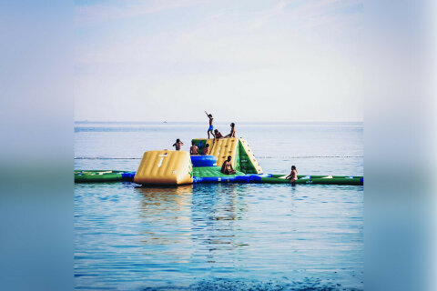 Mobilhome Mon Perin Resort - nafukovací aquapark v kempu, Bale - Rovinj, Istrie, Chorvatsko