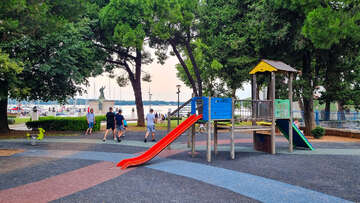 Pula - dětské hřiště v parku u přístavu Riva, Istrie, Chorvatsko