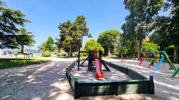 Pula - dětské hřiště v parku u přístavu Riva, Istrie, Chorvatsko