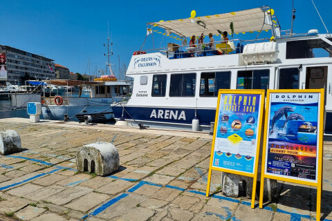 Pula - nabídka lodních výletů v přístavu Riva, Istrie, Chorvatsko
