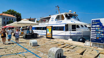 Pula - nabídka lodních výletů v přístavu Riva, Istrie, Chorvatsko