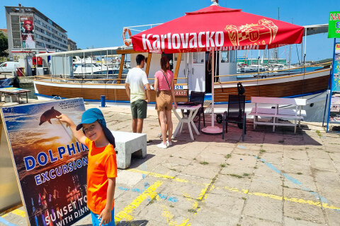 Pula - nabídka lodních výletů v přístavu Riva, Istrie, Chorvatsko