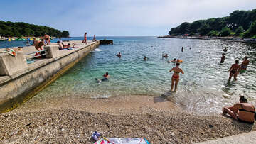 Pula - pláž Valkane, Istrie, Chorvatsko