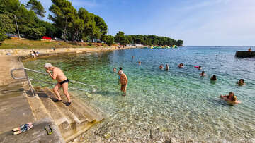 Pula - pláž Valkane, Istrie, Chorvatsko