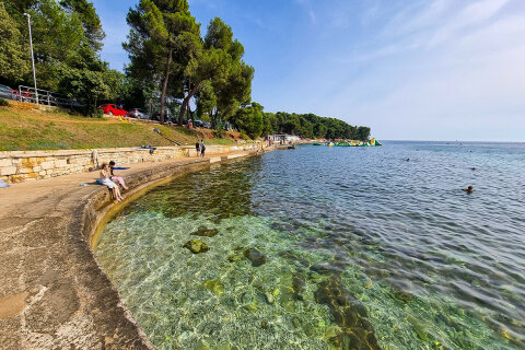 Pula - pláž Valkane, Istrie, Chorvatsko