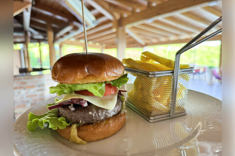 Apartmány Garden Resort-M - v restauraci, Potočnica, ostrov Pag, Chorvatsko