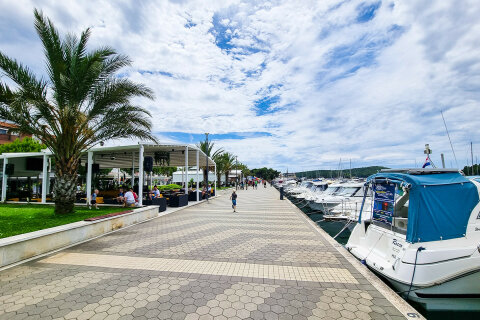 Medulin - pobřežní promenáda s rstauracemi a nabídkou lodních výletů, Istrie, Chorvatsko