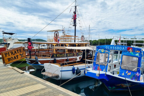 Medulin - pobřežní promenáda s nabídkou lodních výletů, Istrie, Chorvatsko