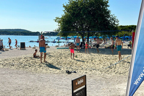 Apartmány Plavo Nebo - pláž Contish s volejbalovým hřištěm, Medulin, Istrie, Chorvatsko