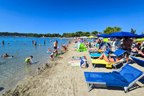 Písečná pláž Bijeca, Medulin, Istrie, Chorvatsko