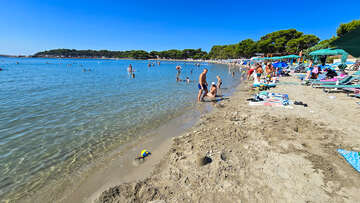 Písečná pláž Bijeca, Medulin, Istrie, Chorvatsko