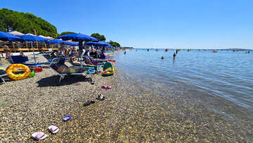 Oblázková část pláže Bijeca, Medulin, Istrie, Chorvatsko