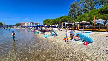 Oblázková část pláže Bijeca, Medulin, Istrie, Chorvatsko