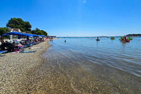 Oblázková část pláže Bijeca, Medulin, Istrie, Chorvatsko