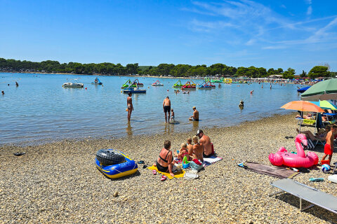 Oblázková část pláže Bijeca, Medulin, Istrie, Chorvatsko