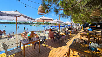 Medulin - restaurace u pláže Bijeca, Istrie, Chorvatsko